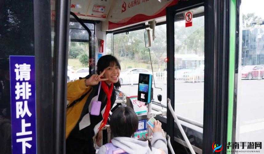 成为全校公交车的日常生活：我的别样校园生活