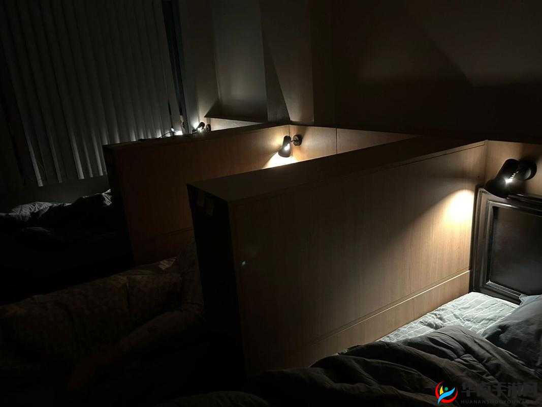 熄灯后的寝室 ph：夜话时光