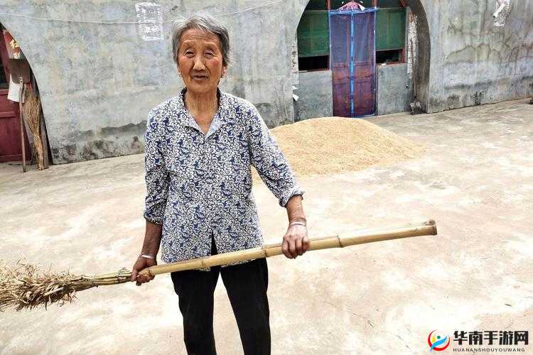 山西窑洞老阿姨的生活故事：平凡中的不凡