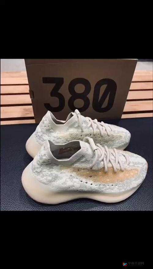 YEEZY380 蜜桃粉和白色 5：少女心爆棚的梦幻配色