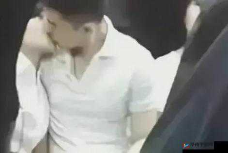 半夜摸丰满亲妺妺胸行为