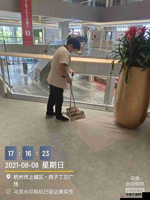 重金雇佣保洁阿姨进入大学校园