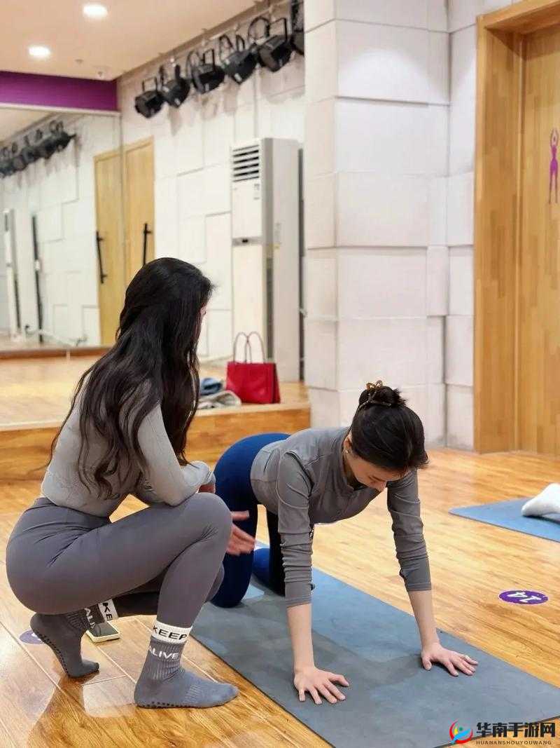 瑜伽老师一边说一边做可以吗：引领身心之旅