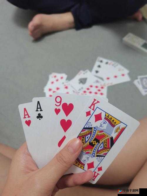 夜晚激烈打扑克场景引人入胜