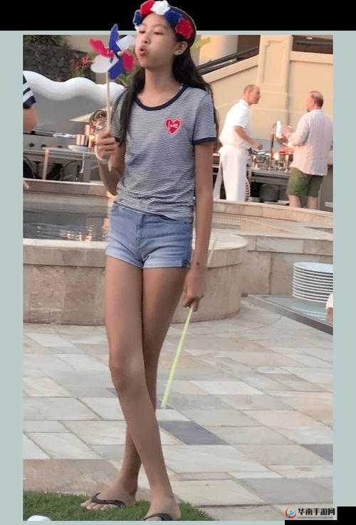 12 岁学生迈腿玩打扑克软件引争议