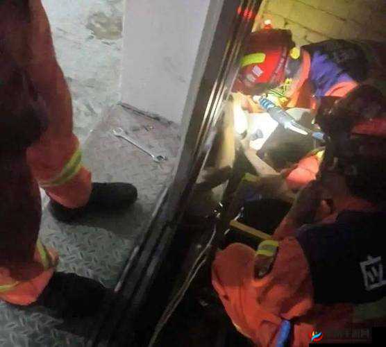 维修工人被困电梯 5 小时