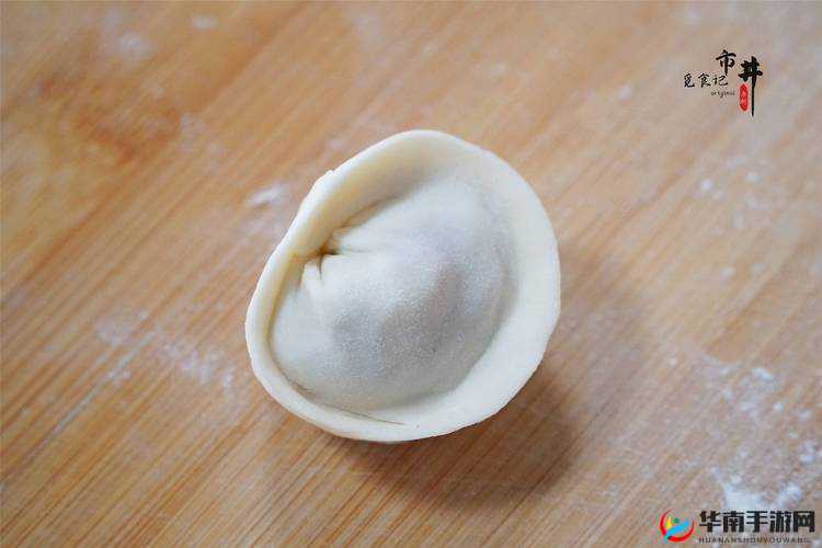 女朋友叫我翻她饺子皮：一场充满爱意的厨房小互动