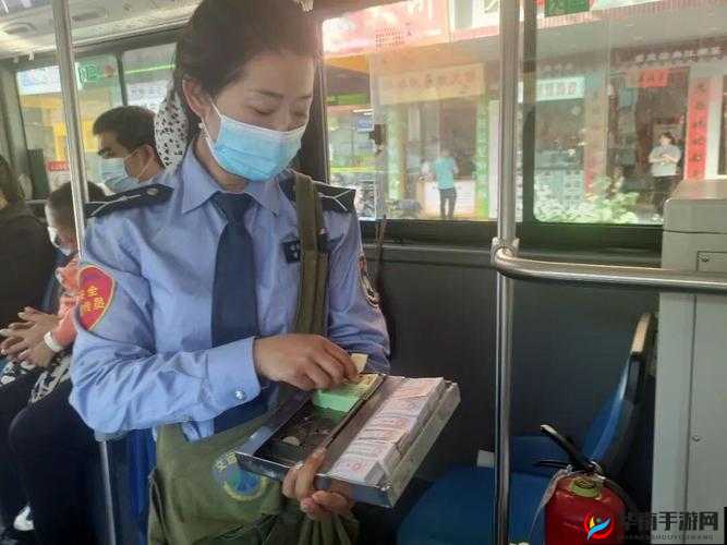 公交车售票员用 b 精准测量尺寸的工作日常