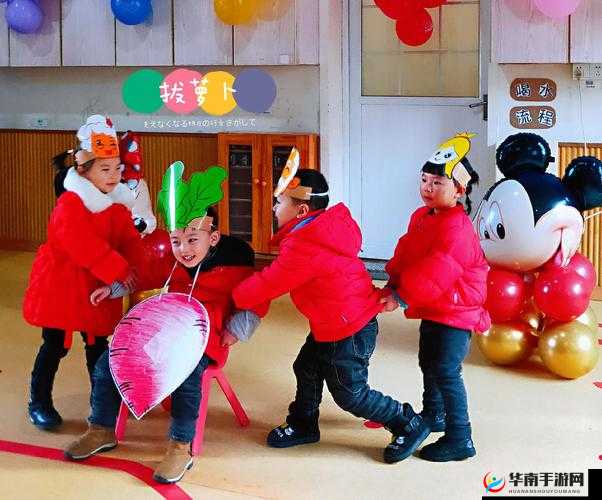 小孩与妈妈开心接萝卜的欢乐场景