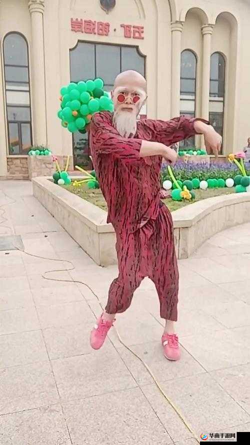 老头老太激情交缠：69 式背后的欲望与活力
