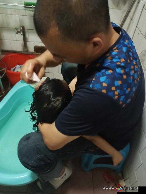 宝宝扶着水池乖乖让爸爸洗头：温馨亲子时刻的美好记录