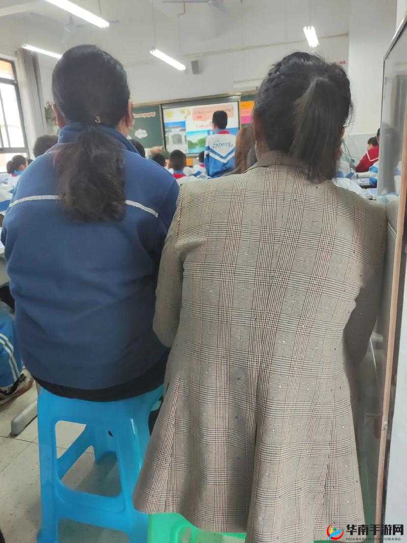 没带罩子让捏了一节课的视频：女老师的尴尬经历