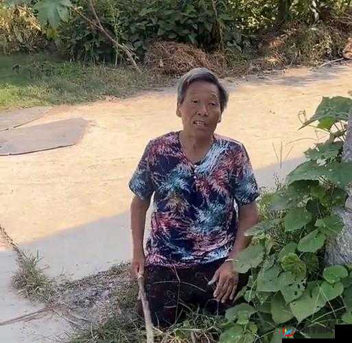 四川老妇在山边的奇特性对白引发关注
