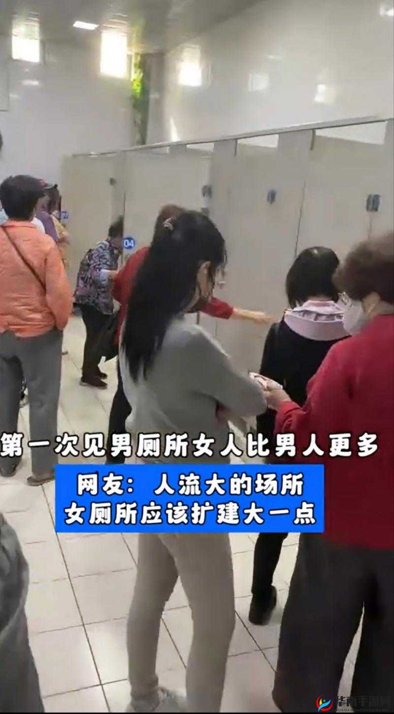震惊一男子竟在厕所做出这种事情