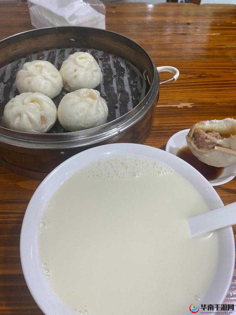 女生展示小笼包给男生看这一奇妙场景
