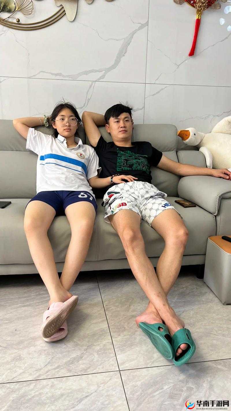 女儿与爸爸温馨互动：女儿吃爸爸大吉其乐融融