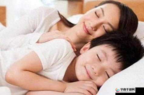 从后面抱着妈妈突然脸一红：这是怎么回事呢引起大家好奇