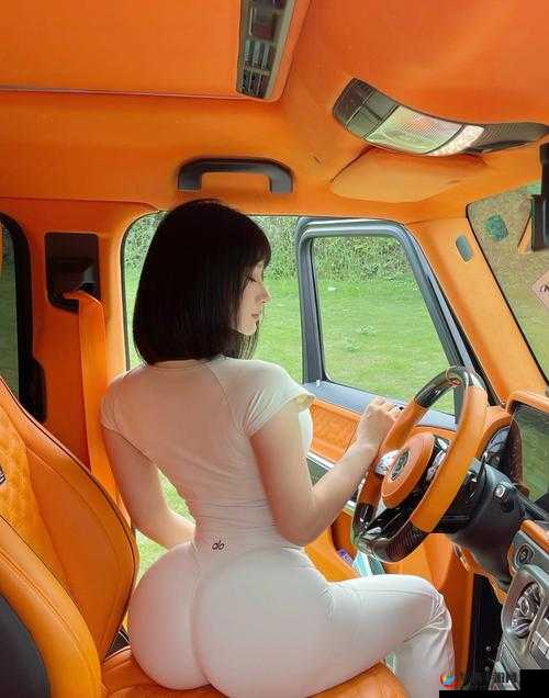 一个 B 三个人玩：一场独特且有趣的互动体验