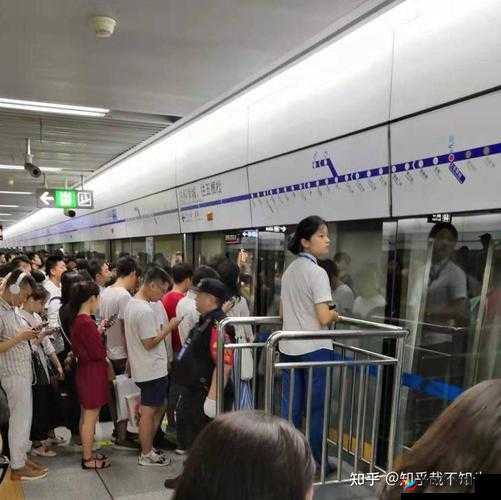 地铁太挤有人顶着怎么防知乎：相关经验分享及应对策略探讨