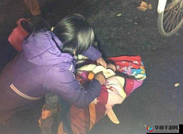 一小孩半夜神秘喂女孩吃押巴，背后藏着怎样的故事
