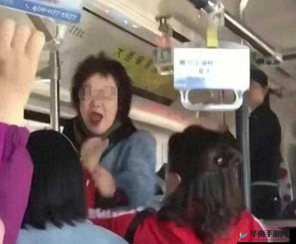 一位中国男子在公交车上与一位老年妇女发生争执并搡了她